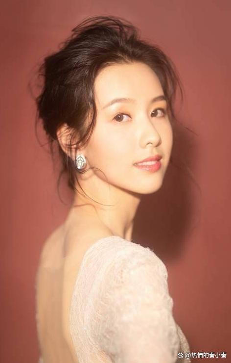 最近,被誉为"纯欲"天花板的29岁女明星陈都灵,引起了广泛关注.