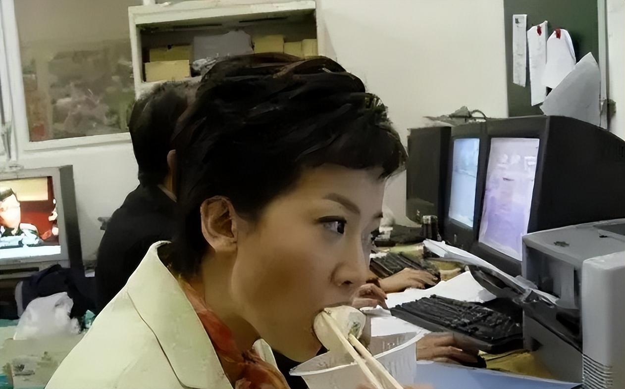 回顾央视主持人王端端嫁给同行丈夫很幸福直播时落泪被质疑