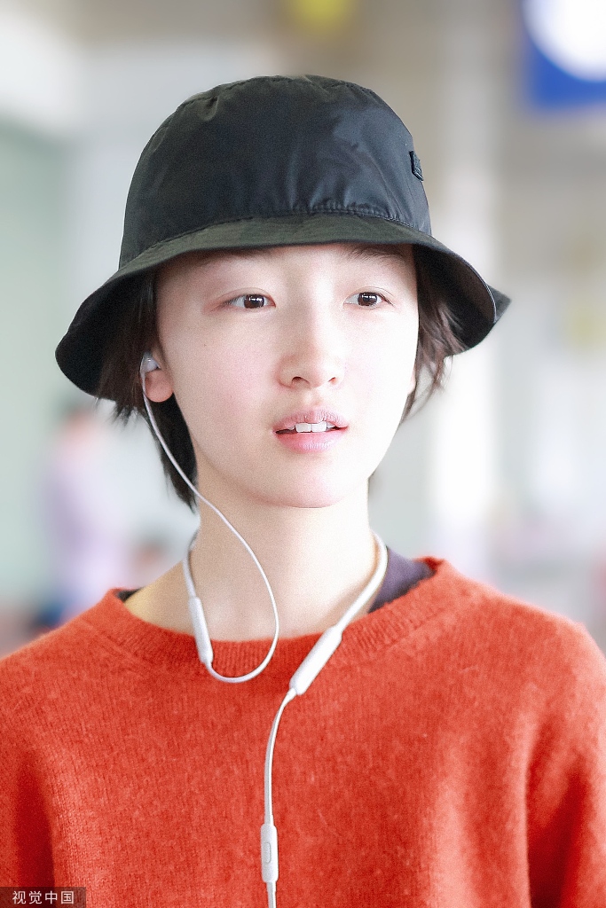 周冬雨纯素颜被拍!不戴口罩对镜搞怪大步向前