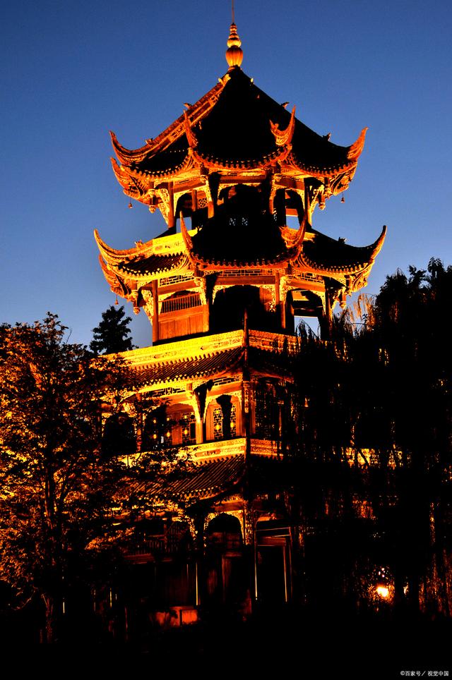 黄鹤楼,这座历史悠久的建筑物,是中国文化的一张名片.