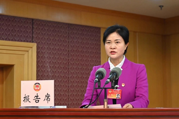 西山区党组副书记,副主席贾海虹代表区政协常委会向大会作西山区政协