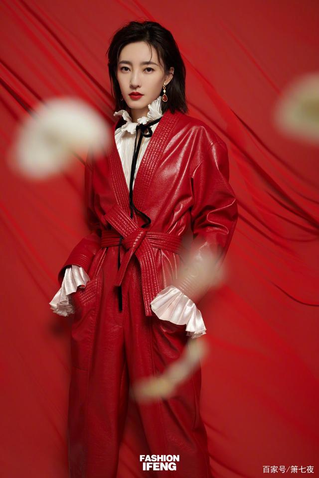 王丽坤登上央视春晚演绎小品,为大家送上新年祝福,造型出众