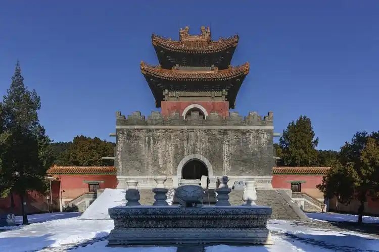 (六)胜水峪裕陵: 乾隆皇帝的裕陵在清孝陵以西,地宫内葬有