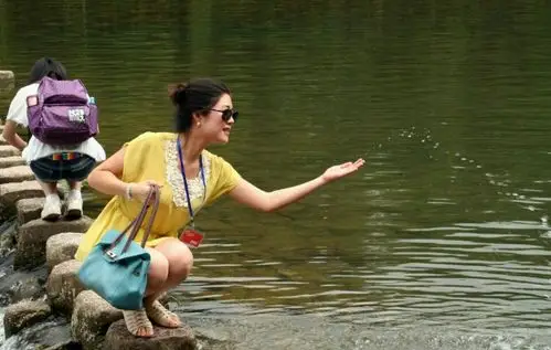 梅山峡谷美女戏水影集(新化田坪镇龙潭建军岩头山)