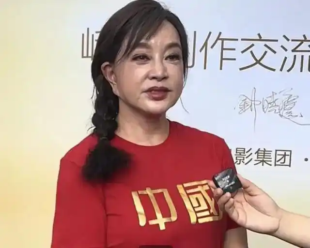 刘晓庆第四次离婚?她爱演少女,名言:中国女人放弃自己太早