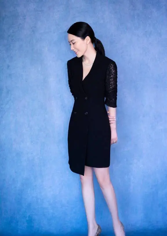 原创俞飞鸿身材真时尚西装这么紧照样塞真怕绷不住