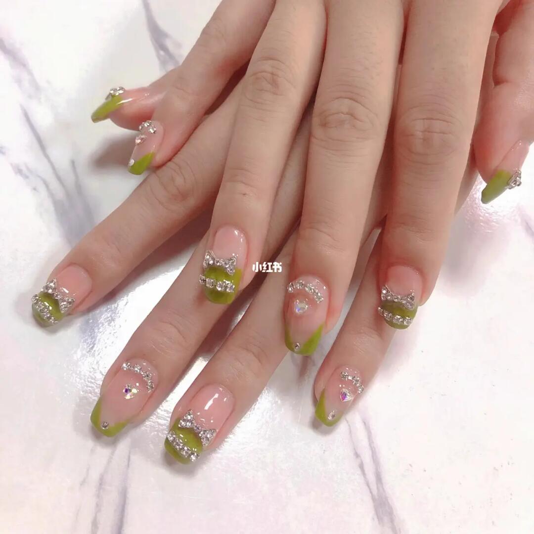 牛油果绿配钻饰美甲