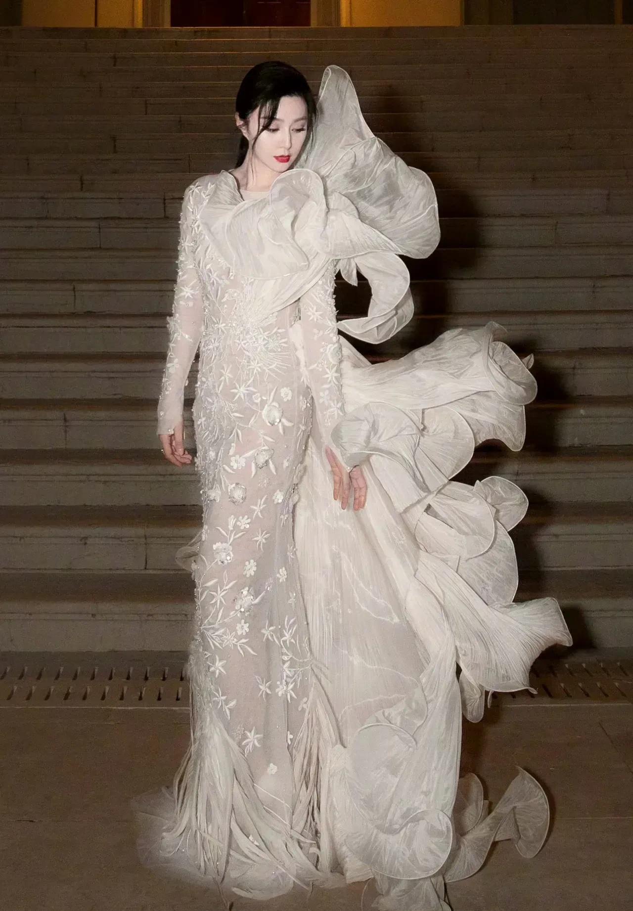 戛纳红毯:范冰冰最新造型就像仙女下凡,把美提升到新高度!