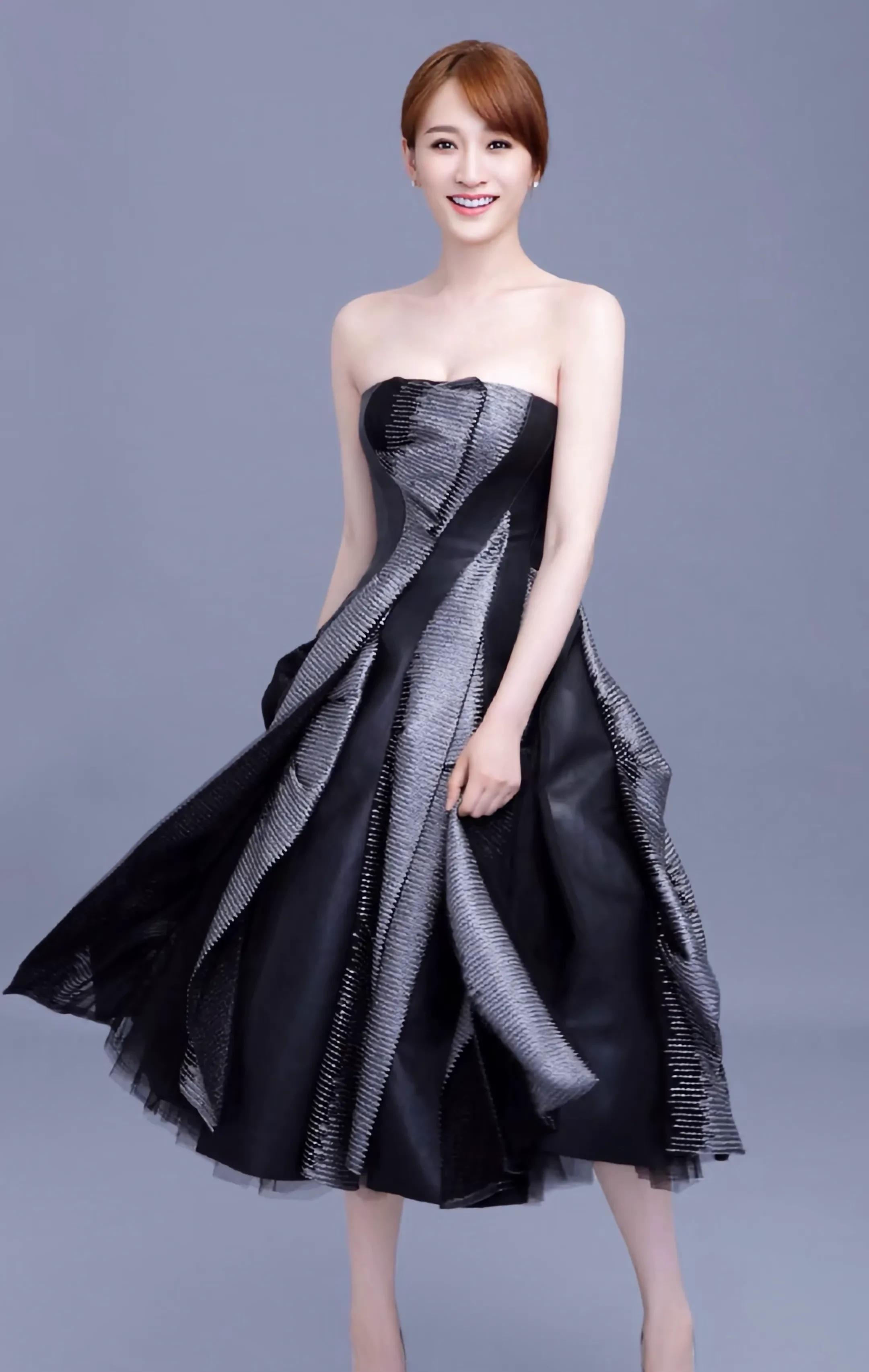 李小冉,1976年出生于中国北京市,身高168厘米,体重48公斤.