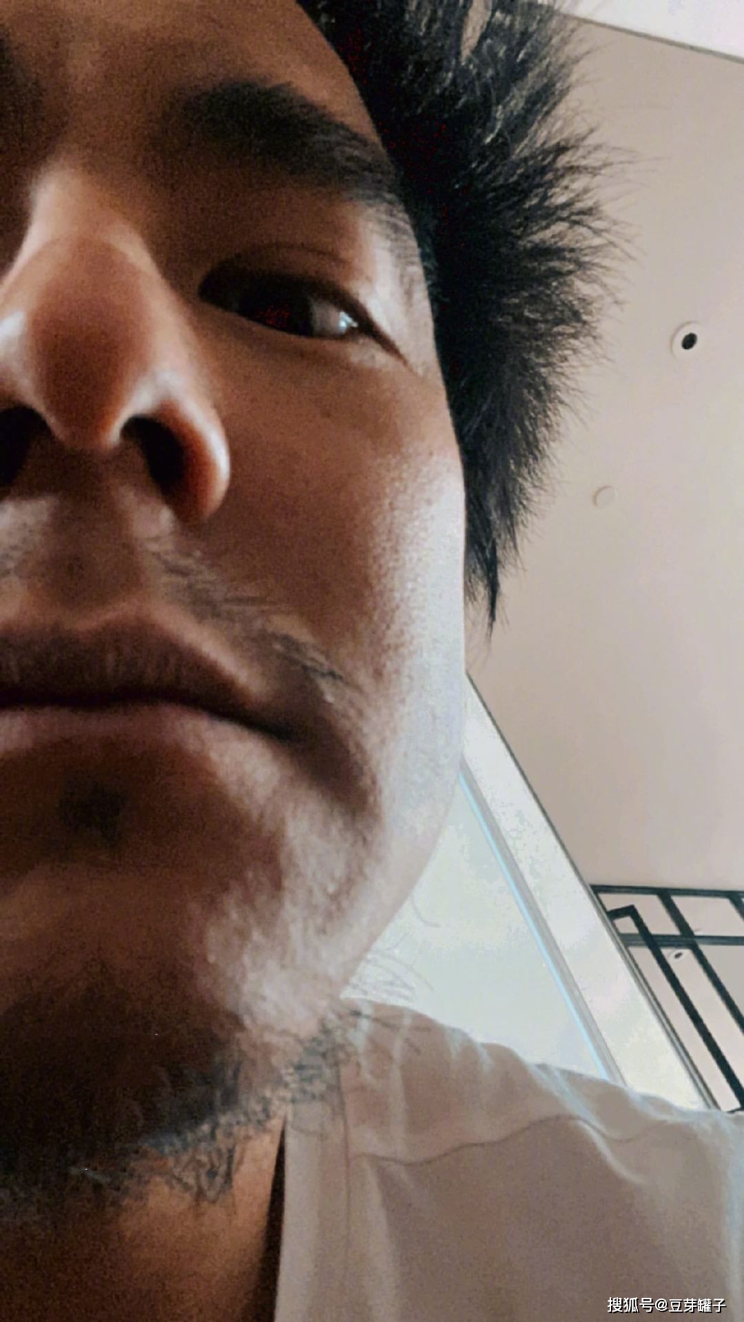 彭于晏「死亡视角」零偶像包袱自拍:满脸皱纹 肥肉,型男变大叔_照片