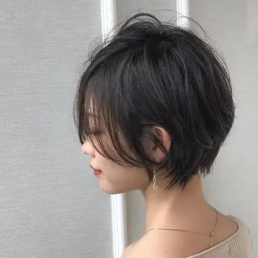 雾系蓬松短发这一款稍微有点个性下面还有……怎么样?有没有喜欢的呢?