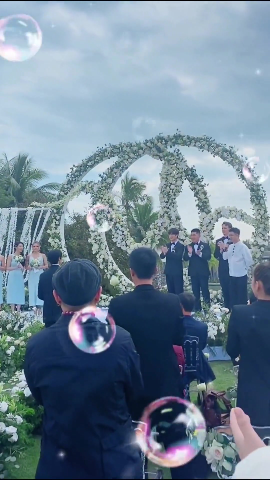 魏晨于玮三亚举办婚礼 手捧着鲜花