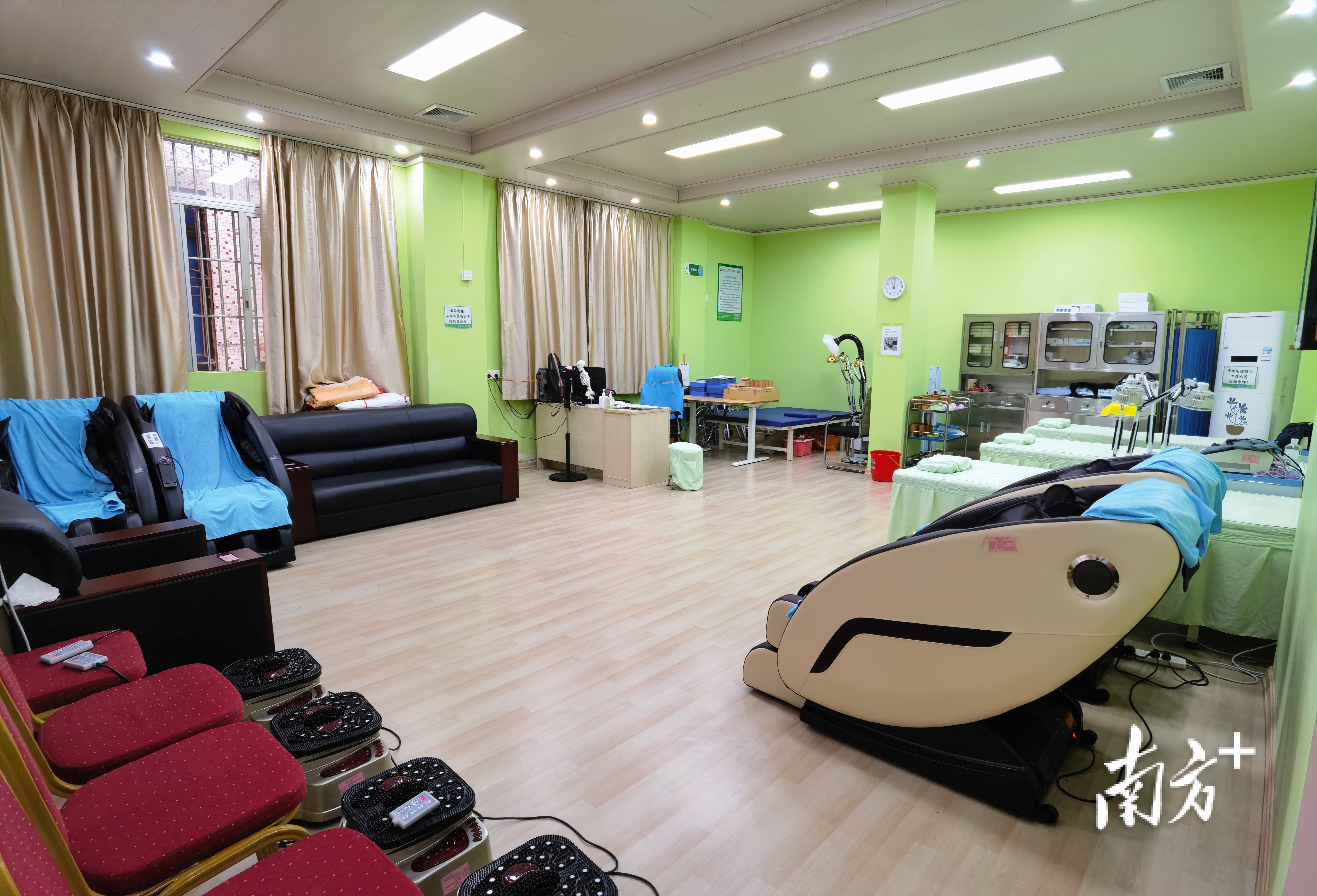 齐杏社区养老服务中心康复保健室内配置了电动按摩椅等康复器械.