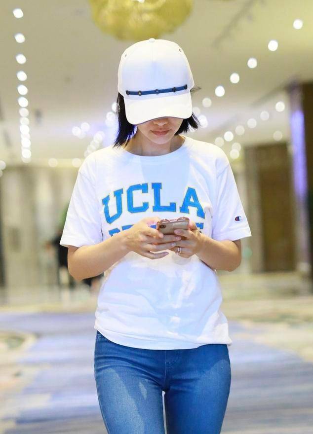 胡可身材保持得好,穿裹身牛仔裤腿上没赘肉,难猜真实岁数_款式_小白