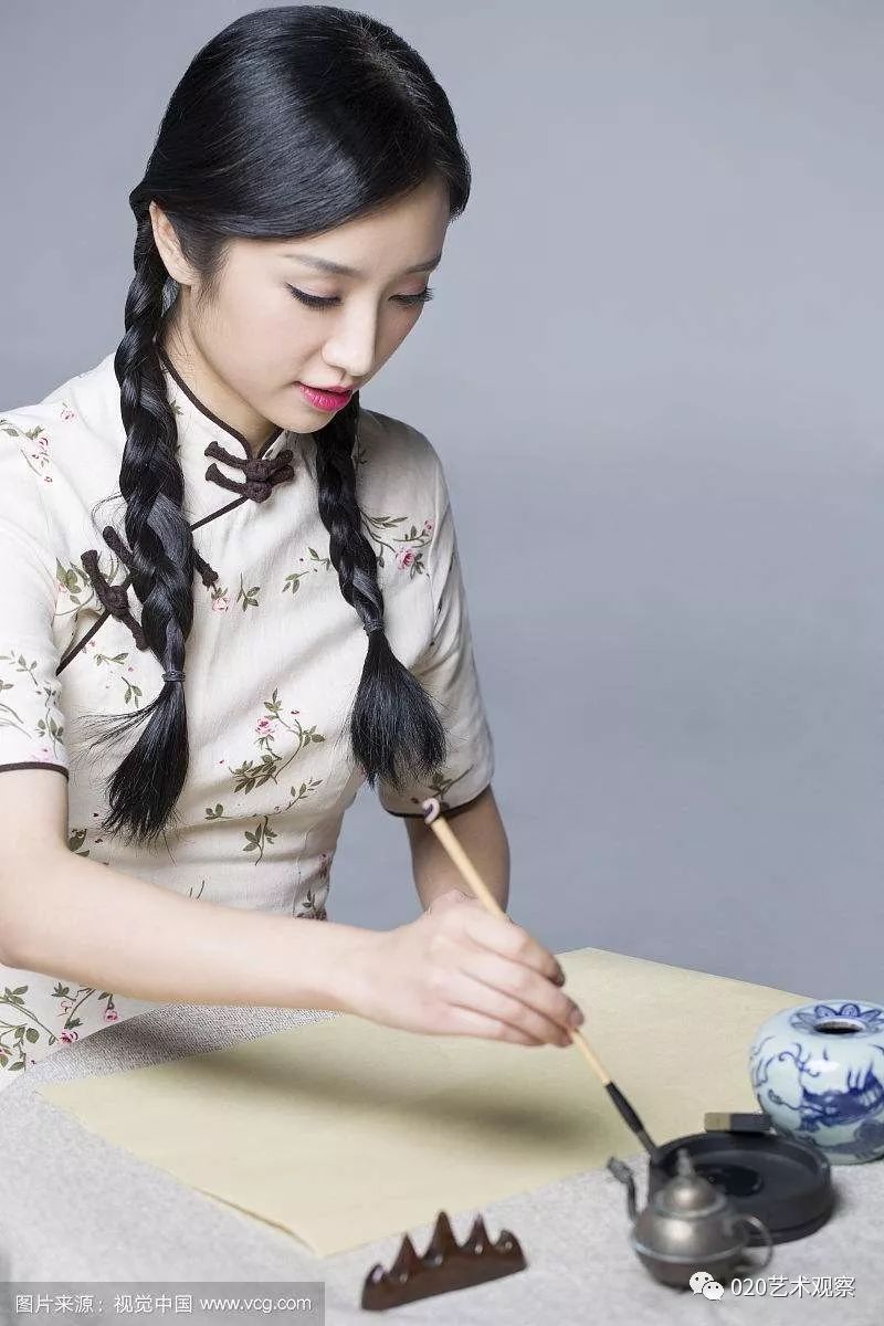 强烈建议女人学学书法,她写书法的样子,真美!