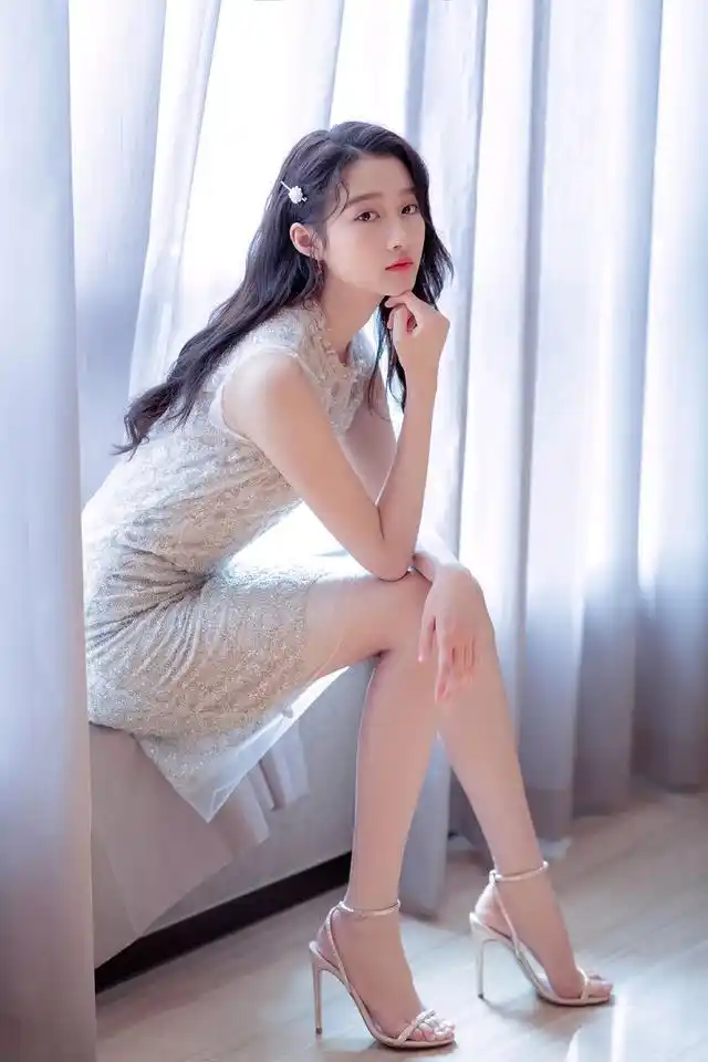 大长腿美女明星关晓彤了解一下