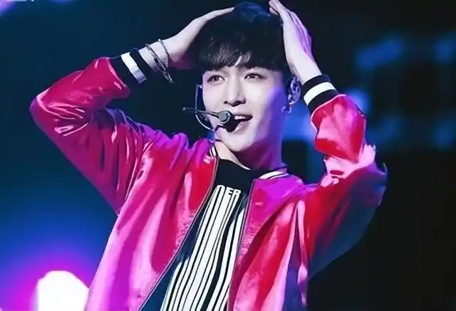 快让张艺兴带着他的作品接受直播的审阅吧,毕竟他不仅是一位歌手,还