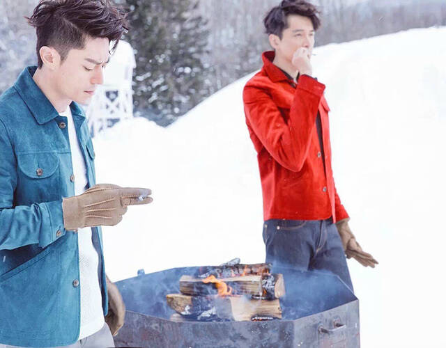 胡歌霍建华北海道拍写真 雪中上演"冬季恋歌"