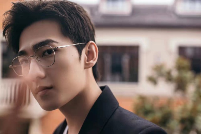 杨洋5年前的地铁视频好像偶像剧这个笑容好治愈不愧是军艺校草