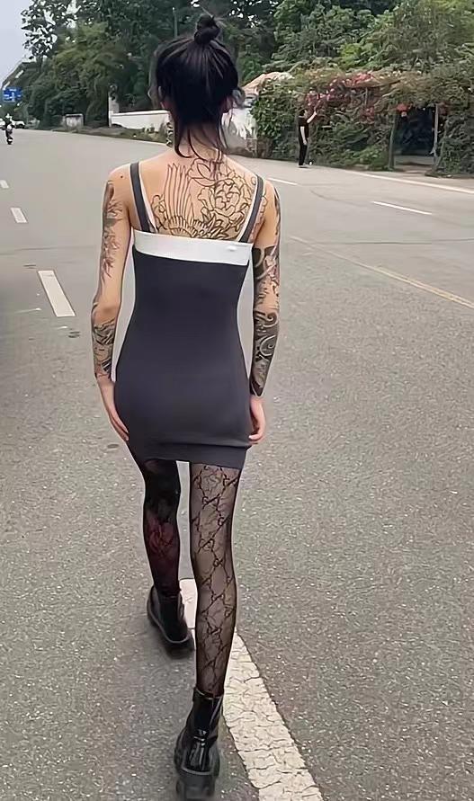 女子通体纹身悔不当初:怪我年轻不懂事,现在想洗都洗不掉了