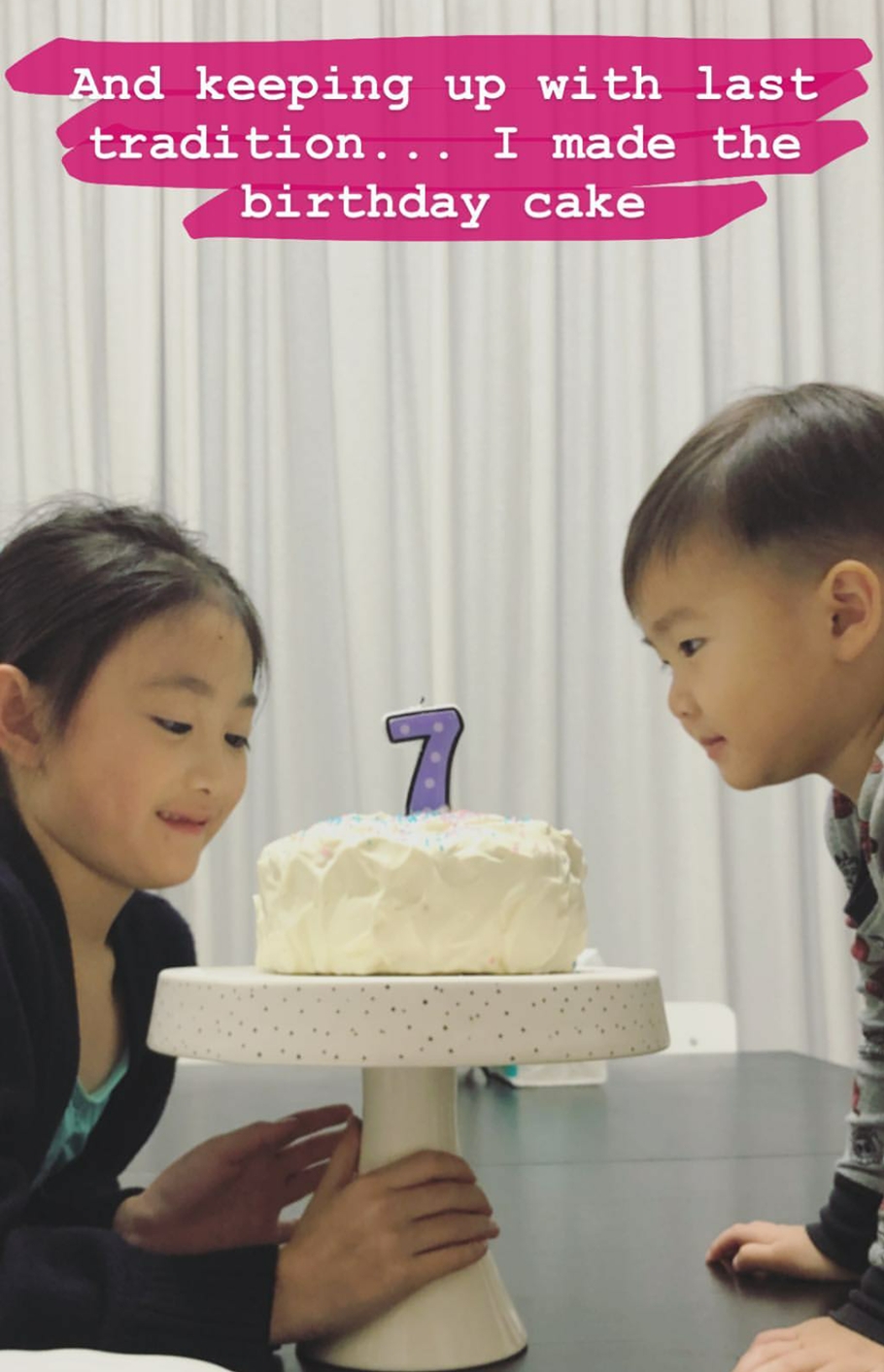 李安琪亲手为奥莉做生日蛋糕,弟弟表情喜感,一家人又游迪士尼