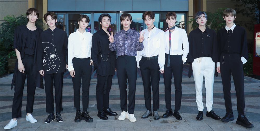 unine男团合体演出李汶翰格纹衫优雅复古管栎黑白配儒雅帅气