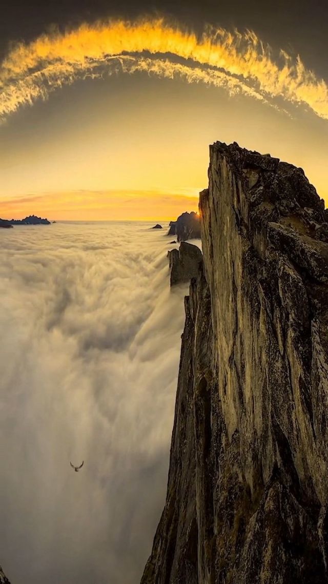 果然最美的风景在山顶,不登上顶峰,你永远看不到这么美的风景.