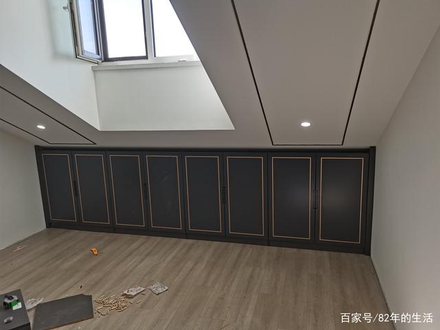 非常美观而且又很实用的顶楼斜角柜的样式