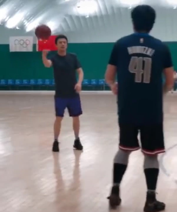 邓超鹿晗深夜相约打篮球,邓超脚上的"五毛"袜子引粉丝