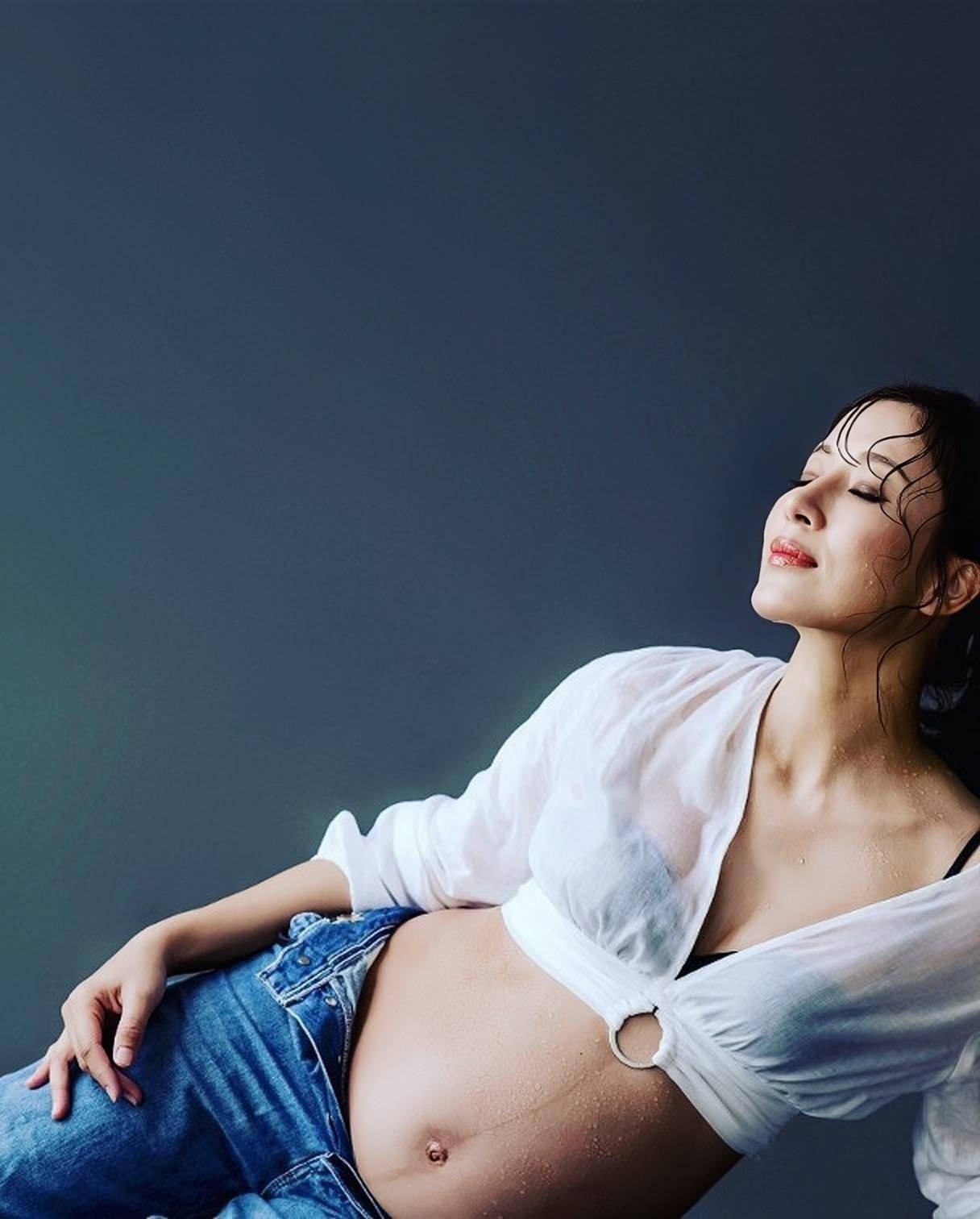 原创香港知名女星绝密孕照曝光大晒事业线身材丰满正式宣布封肚