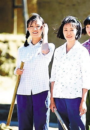 《知青》剧照.左一为傅晶饰演的周萍,左二为张龄心饰演的孙曼玲.