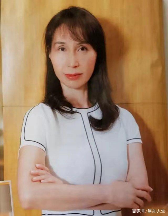 赌王继承人何超凤罕见专访,首谈豪门家规,揭秘何家千金痛苦童年