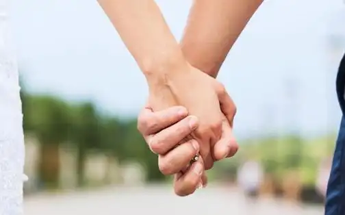 两个人互相爱慕,产生了感情,走在了一起,才可以称为情侣.