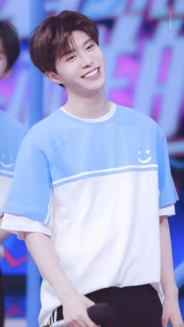 范丞丞多少岁(21岁的范丞丞被质疑学历低)