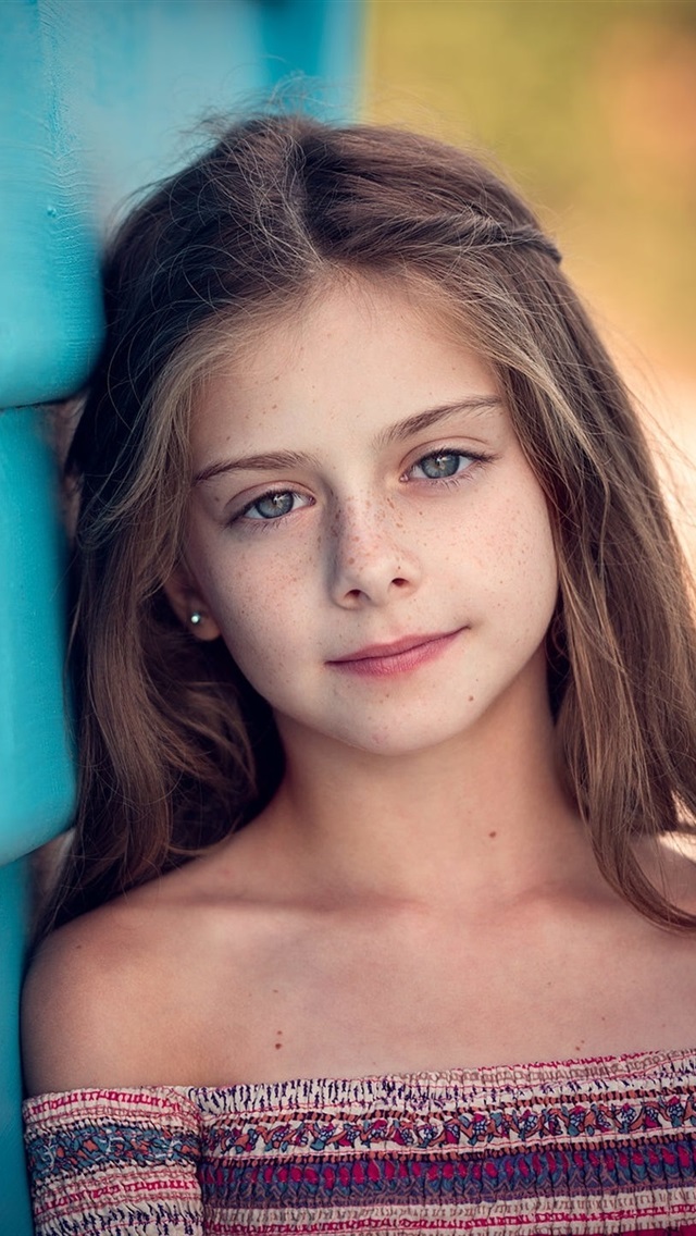 壁纸 可爱的小女孩,长长的头发,雀斑 1920x1440 hd 高清壁纸, 图片