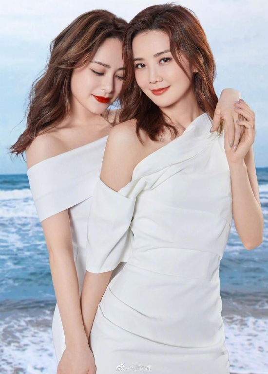 twins穿白色姐妹装亲密同框揽肩依偎面露灿笑互动有爱