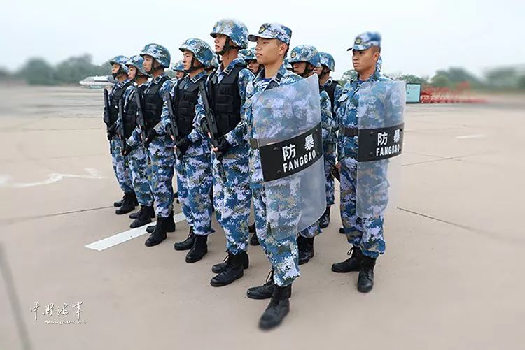 迷彩装热血好儿郎警卫兵则作为部队对外展现第一道窗口哨位联系着部队