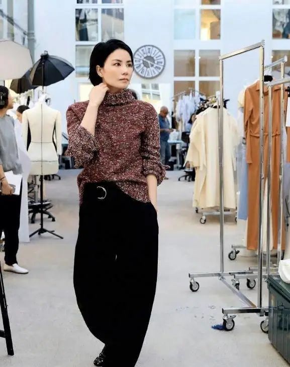 并不觉得王菲高不可攀,54岁还很漂亮,但没了胶原蛋白衰老也真实_黑色