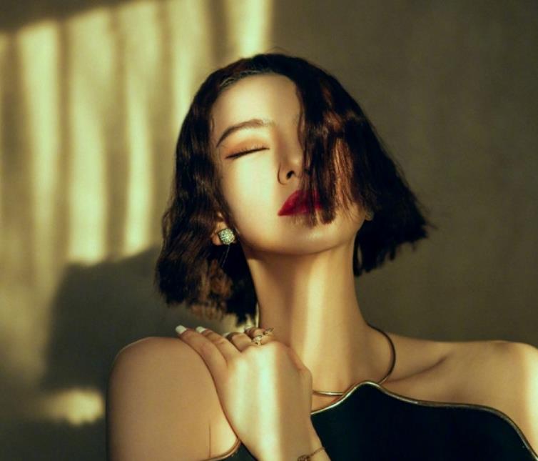 戚薇晒短发收工照,御姐"戚哥"再次上线,好身材令人羡慕_造型_时候