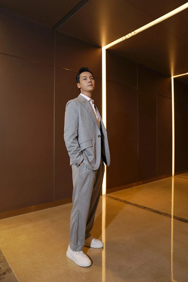 陈伟霆灰色西装清爽帅气 双手插兜器宇轩昂显熟男魅力|陈伟霆