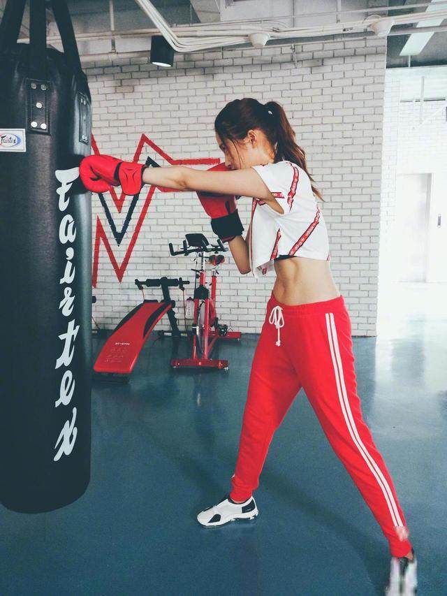 盘点晒照秀腹肌马甲线的八大美女明星,看看谁最性感迷人?