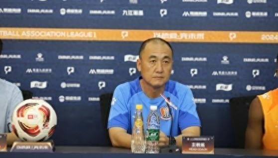 庐山队助教岳松涛和外援威利在赛前发布会上信心满满,说球队状态不错