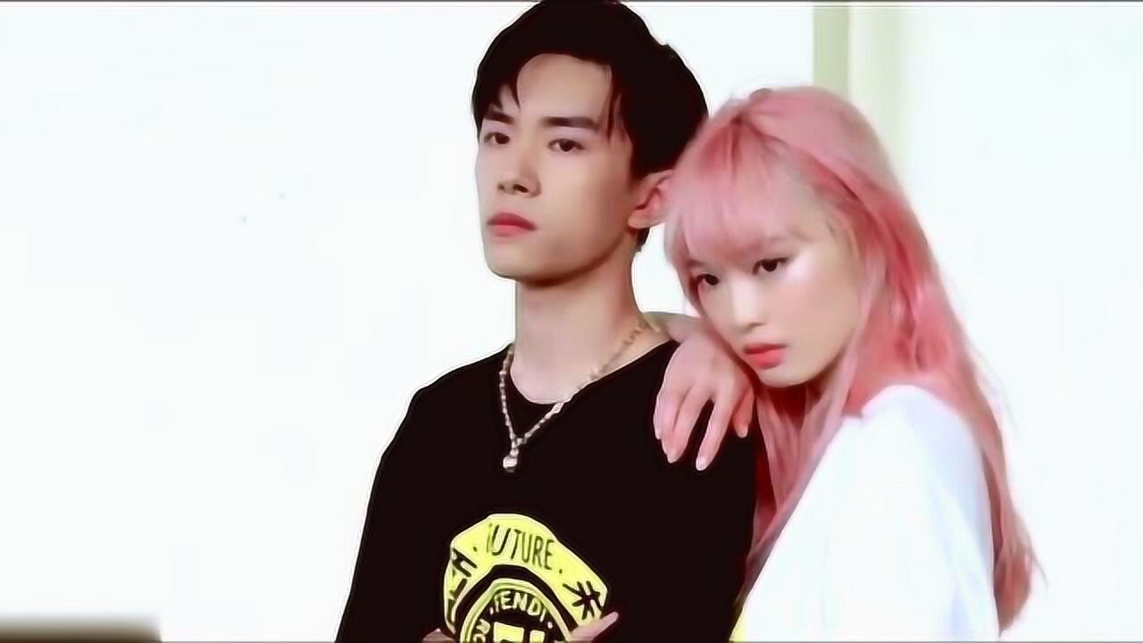 易烊千玺撒狗粮和女友秀恩爱好甜网友却看破玄机