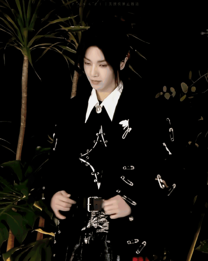 华晨宇美貌大赏##华晨宇加盟双11惊喜夜##华晨宇一个月才回吴彤微信