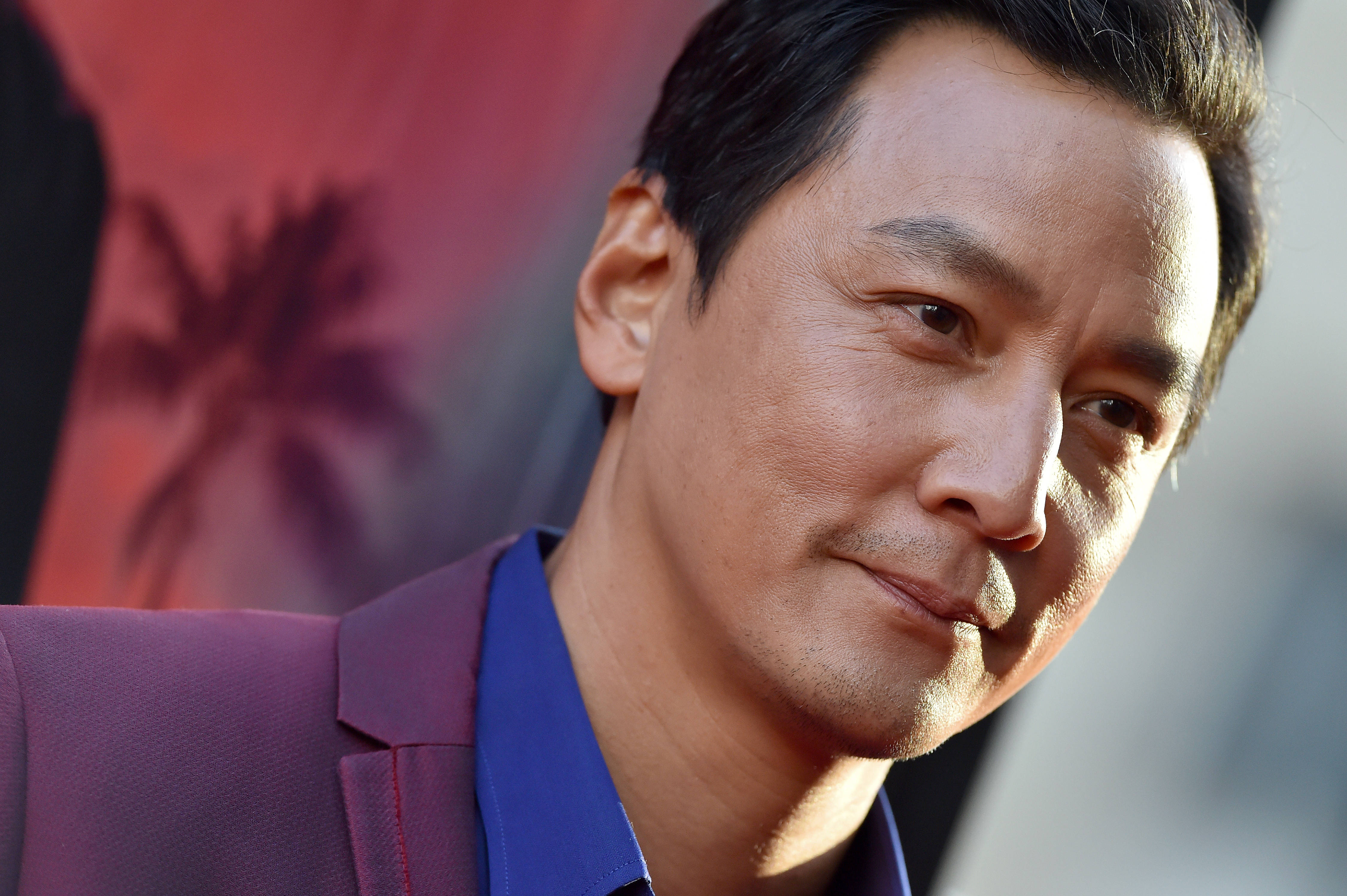 《追忆迷局》洛杉矶首映 吴彦祖酒红西装帅气登场