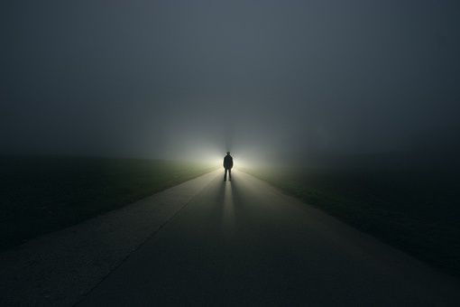 一个人孤独的行走忧伤的图片