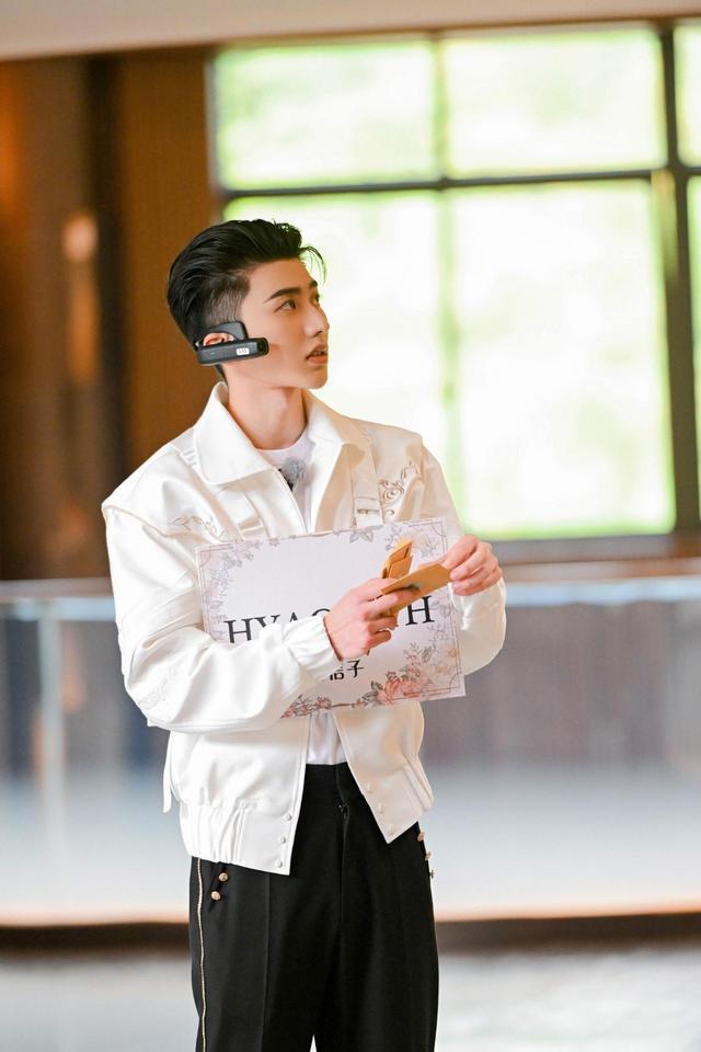 蔡徐坤第十季跑男造型合集