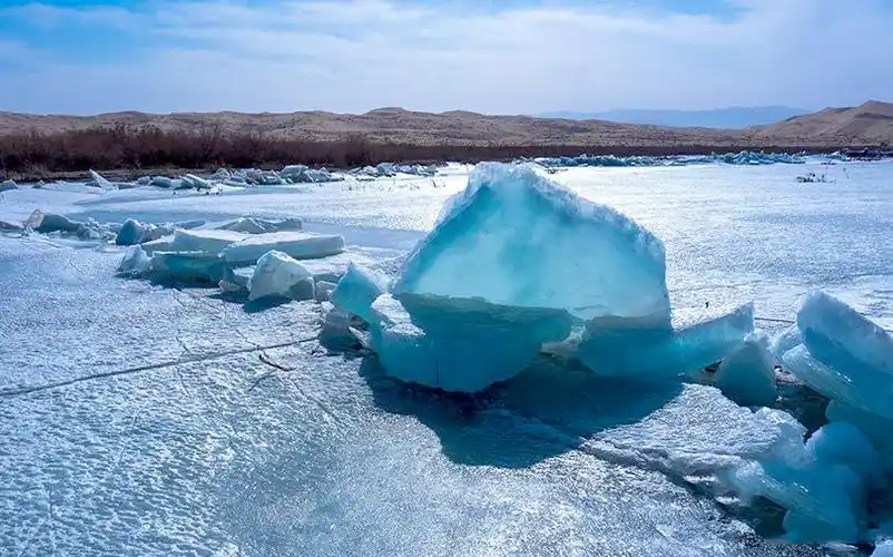 阳春三月,气温不断回升,博斯腾湖面上的冰开始融化破裂,在风力影响下