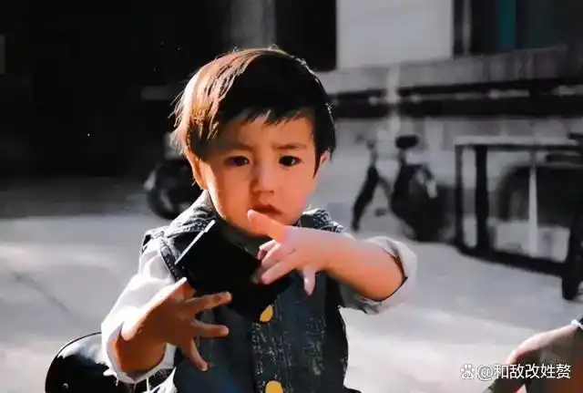 还有与父亲在人艺是同事的濮存晰,宋丹丹,葛优等许多老前辈的熏陶