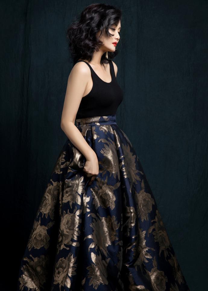 "国民妈妈"李颖秀身材,连衣裙穿出蚂蚁腰,手拿五位数包包超豪_时尚